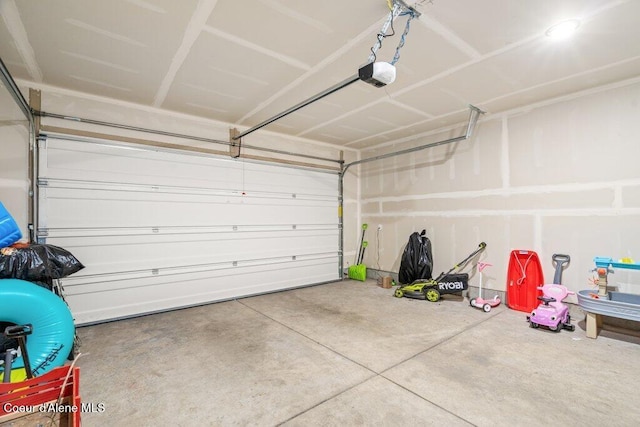 10514 N Liverpool Loop, Hayden, ID 83835 - garage with a garage door opener