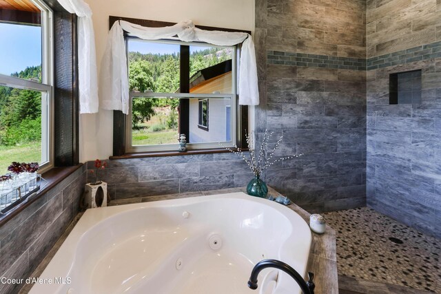 1010 Mc Quade Gulch Dr, Clark Fork, ID 83811 - full bath with a jetted tub