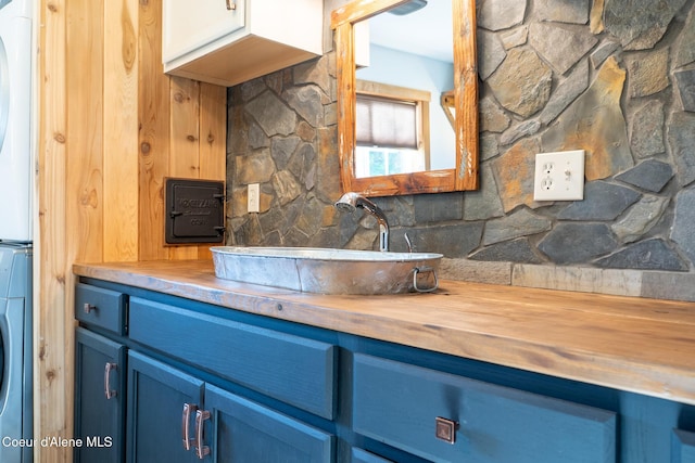 80 Half Cir, Priest River, ID 83856 - bathroom featuring estacked washer and dryer, vanity, and backsplash