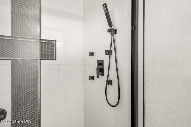 320 E Dakota Ave, Hayden, ID 83835 - bathroom view of a tile shower