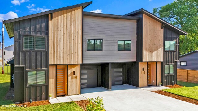 114 E Hattie, Coeur Dalene, ID 83814 - contemporary home featuring concrete driveway and a garage