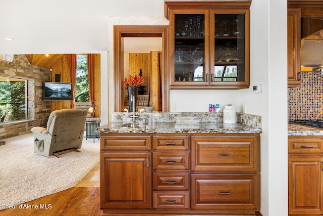 1750 W Valhalla Rd, Coeur Dalene, ID 83814 - indoor bar featuring wood finished floors, range hood, and decorative backsplash