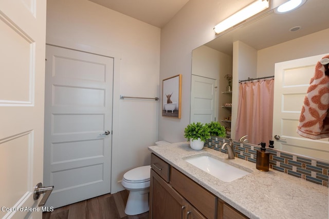 3304 N Rosalia Rd, Coeur Dalene, ID 83814 - full bath featuring tasteful backsplash, vanity, wood finished floors, and a shower with curtain