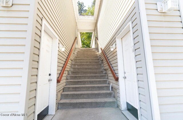 2015 N 13th St, Coeur Dalene, ID 83814 - view of stairway