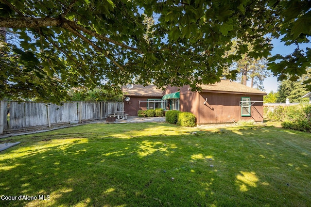 628 E Timber Ln, Coeur Dalene, ID 83815 - fenced backyard with a patio area