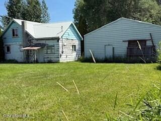 407 Hope St, Kootenai, ID 83840 - rear view of house featuring a lawn