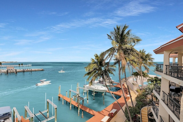 water view with a boat dock and boat lift