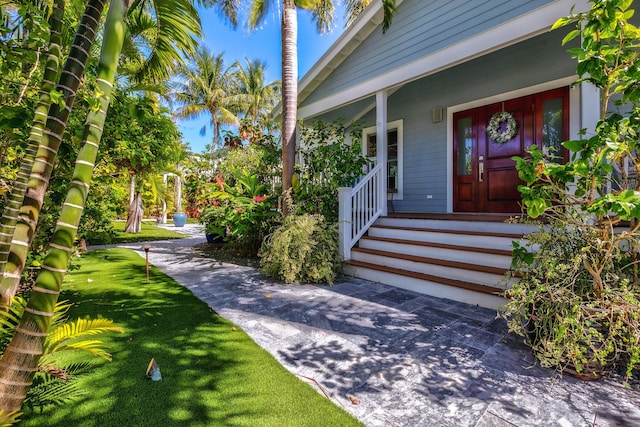 property entrance featuring a porch