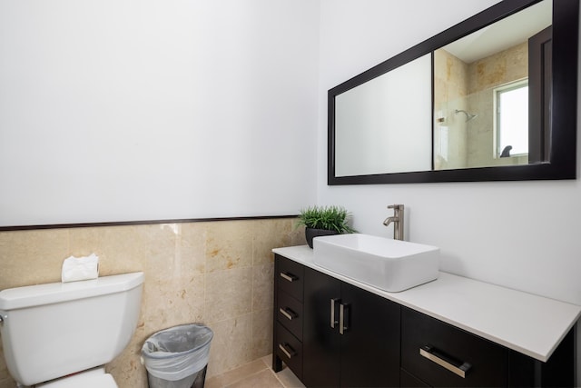107 Hilson Ct, Tavernier, FL 33070 - full bath featuring vanity, tile walls, and a wainscoted wall