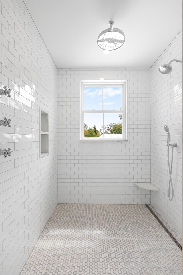 full bathroom featuring a tile shower