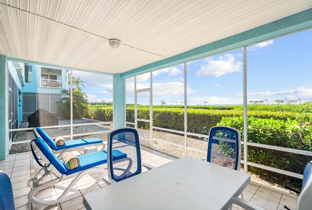 sunroom / solarium featuring a rural view