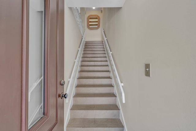 601 W Ocean Dr Unit 414D, Key Colony, FL 33051 - stairs featuring a towering ceiling