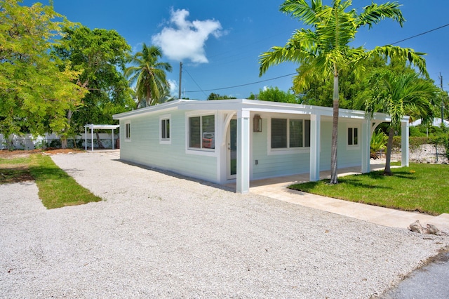 single story home with a front yard