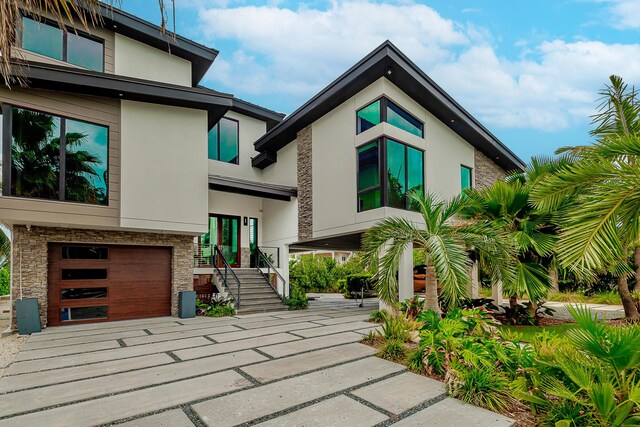 68 Mutiny Pl, Key Largo, FL 33037 - modern home featuring a garage