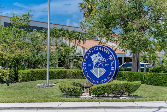 community / neighborhood sign featuring a yard