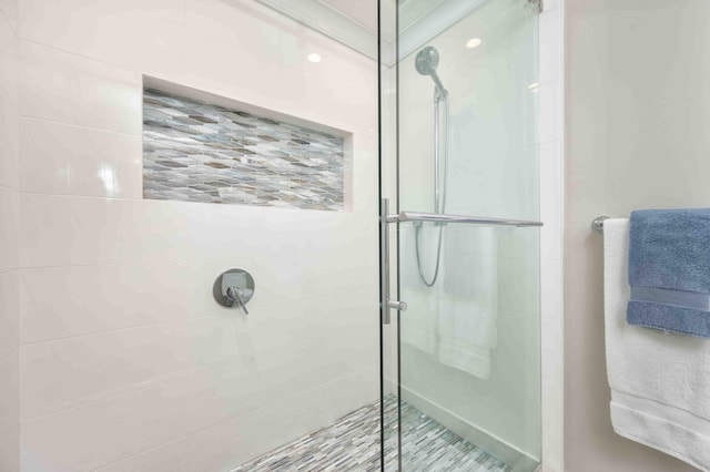 bathroom featuring a tile shower