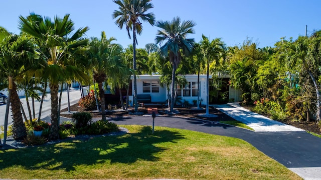 view of front facade featuring a front yard