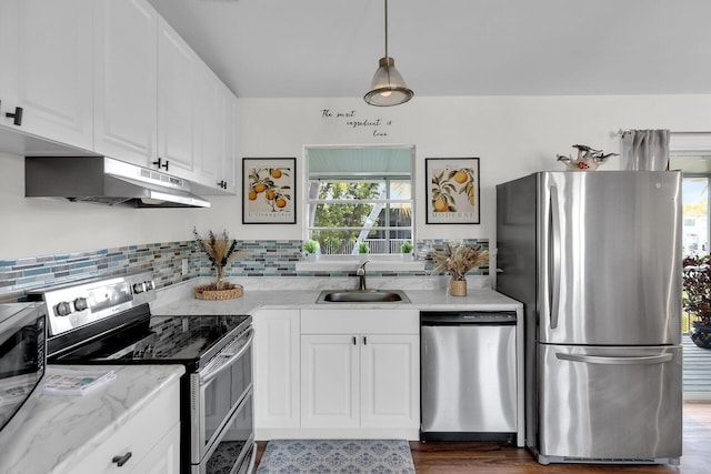 878 La Paloma Rd, Key Largo, FL 33037 - kitchen featuring stainless steel appliances, under cabinet range hood, a sink, tasteful backsplash, and white cabinetry