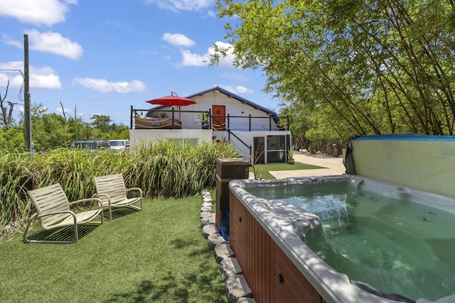 view of yard featuring a hot tub