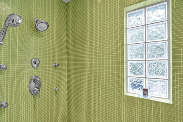 room details featuring a tile shower