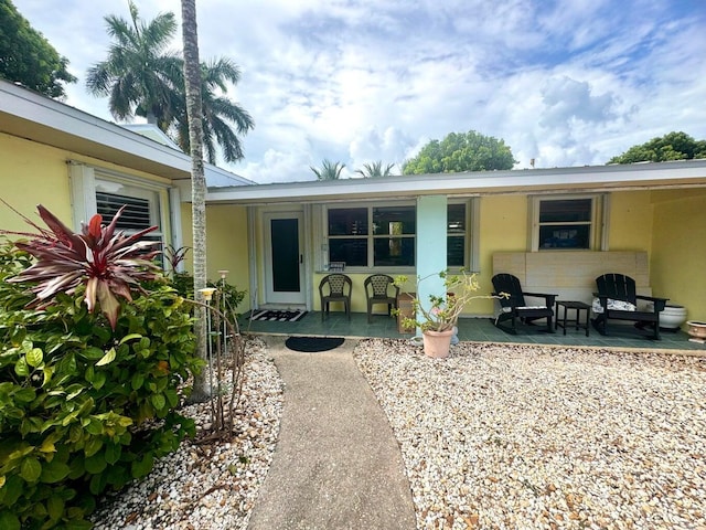 view of front of property featuring a patio area