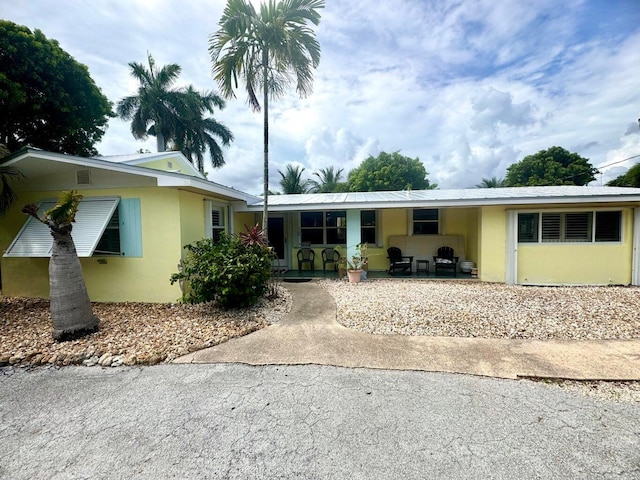 single story home with a porch