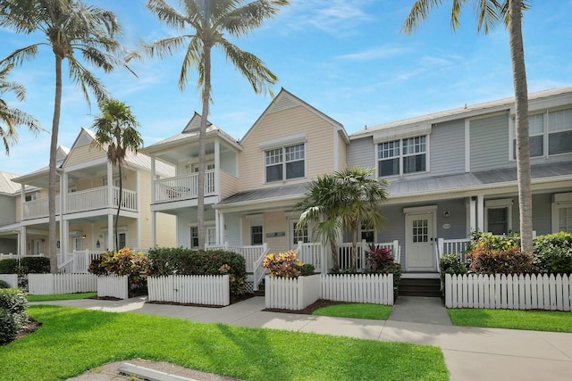 view of front of home with a fenced front yard