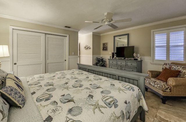 bedroom featuring crown molding, ceiling fan, and a closet