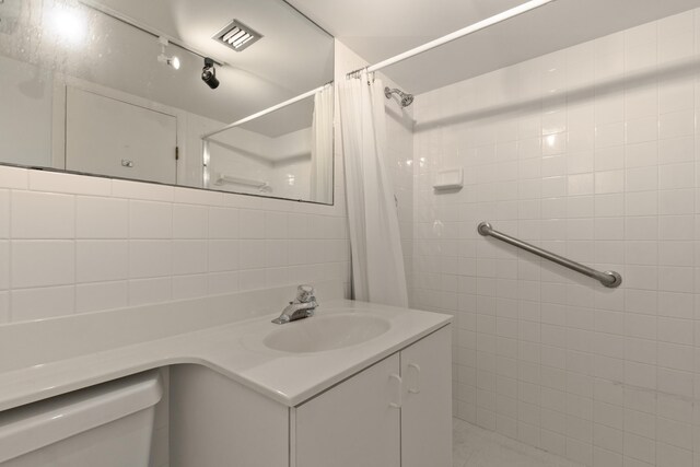 2000 Coco Plum Dr Unit 106, Marathon, FL 33050 - bathroom with vanity and a tile shower