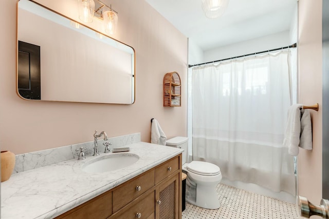 bathroom with shower / tub combo with curtain, vanity, and toilet