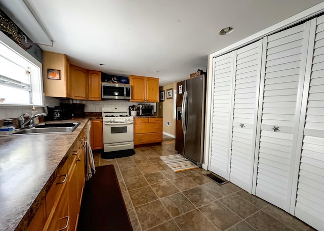 2 Riviera Dr, Big Coppitt, FL 33040 - kitchen with dark countertops, visible vents, backsplash, stainless steel appliances, and a sink
