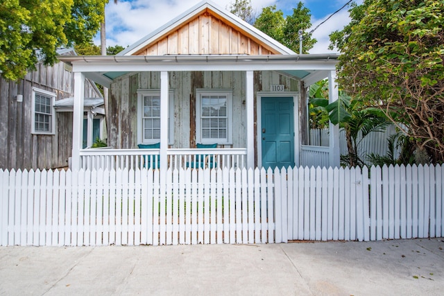 view of front of property featuring covered porch