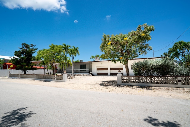 214 Pueblo St, Tavernier, FL 33070 - view of front facade with a fenced front yard