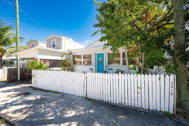 view of front facade featuring a fenced front yard