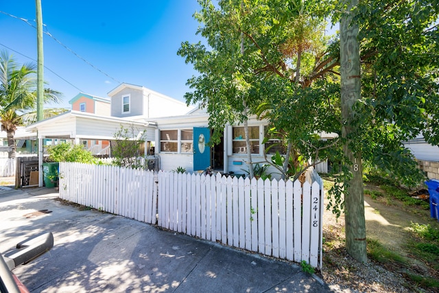 view of front facade with a fenced front yard