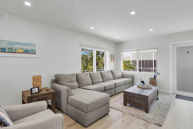 living area featuring light wood-style flooring, recessed lighting, and baseboards