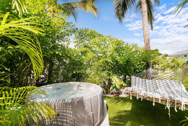 view of yard featuring a hot tub