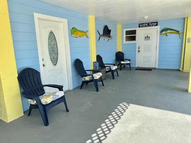 entrance to property featuring covered porch