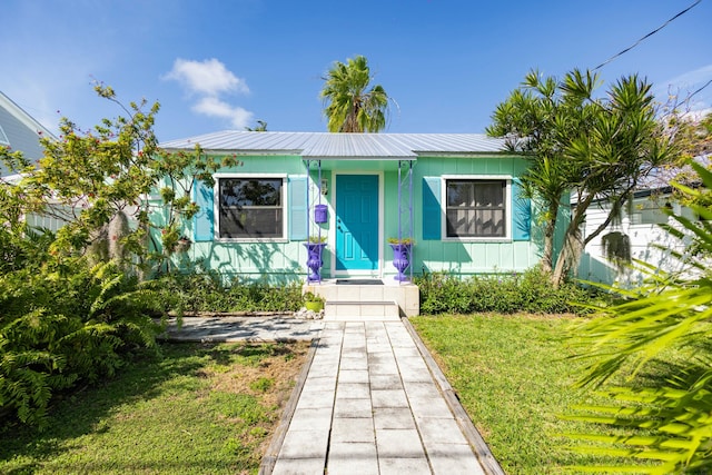 view of front of property featuring a front lawn