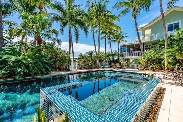 view of pool featuring an in ground hot tub