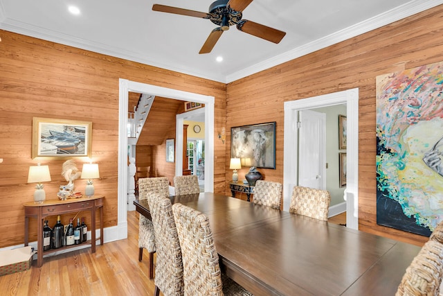 dining room featuring ornamental molding, light hardwood / wood-style floors, and ceiling fan