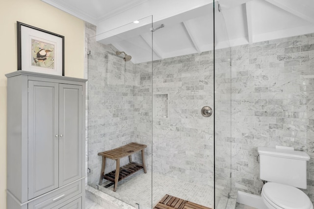 bathroom with tiled shower, ornamental molding, toilet, and lofted ceiling