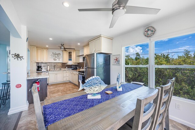 dining area featuring sink and ceiling fan