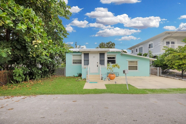 view of front of property featuring a front yard