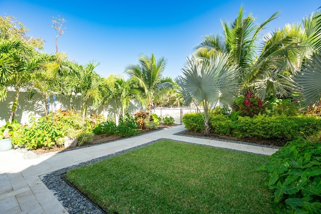 view of yard featuring a water view