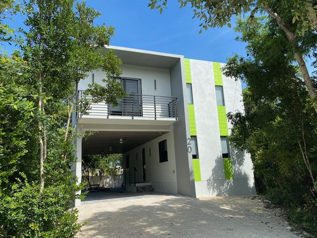 view of front facade featuring a carport