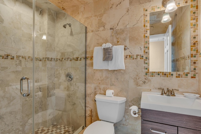 bathroom featuring walk in shower, vanity, toilet, and backsplash