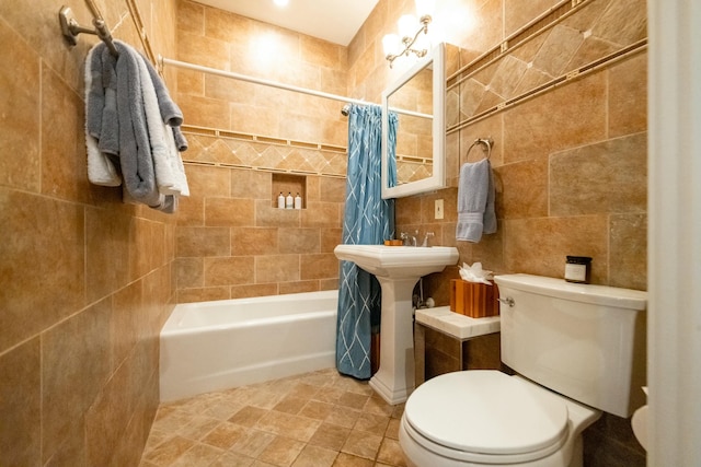 full bathroom with backsplash, shower / bath combo with shower curtain, toilet, and tile walls