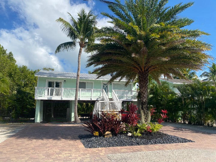 view of front of home featuring a carport and a porch