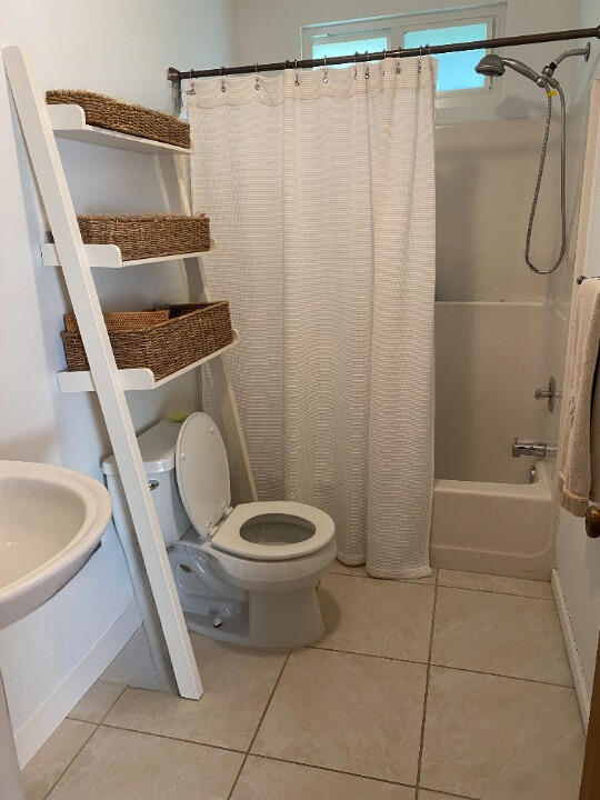 880 La Paloma Rd, Key Largo, FL 33037 - full bath with tile patterned flooring, toilet, and shower / bathtub combination with curtain